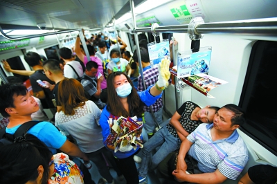 志愿者在北京地铁开展“清粘”行动